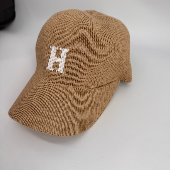 H LOGO COTTON KNIT BASEBALL CAP BEIGE - Picture 1 of 4